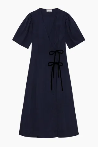 GANNI Viscose Twill Wrap Midi Dress F9577 – Sky Captain — produktfoto
