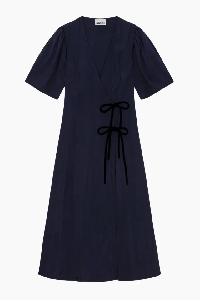 GANNI Viscose Twill Wrap Midi Dress F9577 – Sky Captain — produktfoto