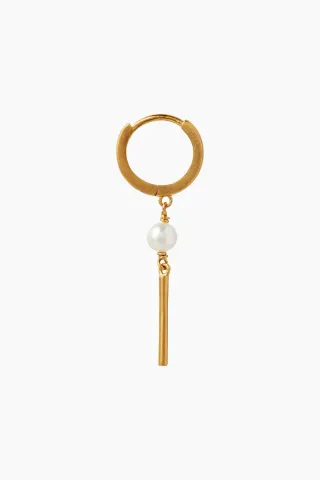 STINE A Huggie With Pin and Pearl – guld — produktfoto