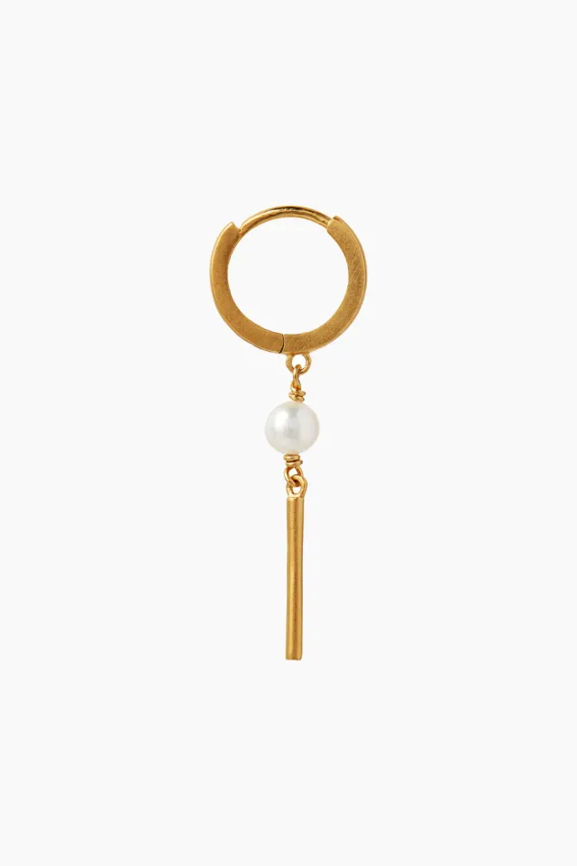STINE A Huggie With Pin and Pearl – guld — produktfoto