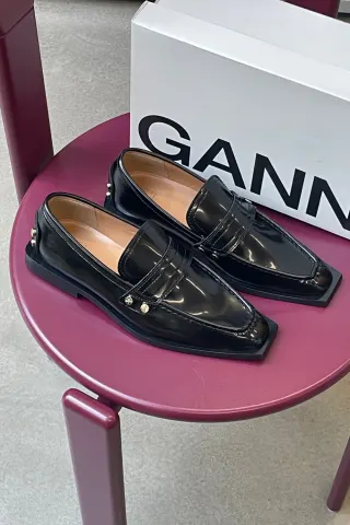 GANNI Studs Square Toe Loafer Box Oleatex S3178 – sort — produktfoto