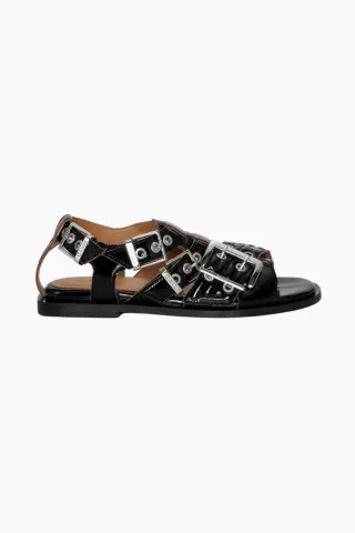 GANNI Feminine Buckle Flat Strap Sandal Naplack S2934 – sort — produktfoto