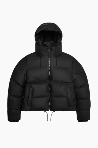 Rains Alta Short Puffer Jacket W3T3 – sort — produktfoto