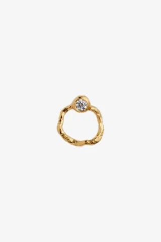 STINE A Petit Wavy Circle Earring – guld — produktfoto