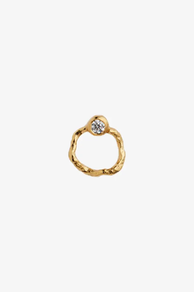 STINE A Petit Wavy Circle Earring – guld — produktfoto