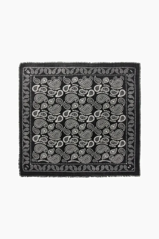 Mads Nørgaard Soft Wool Self Scarf – Paisley AOP/Black — produktfoto