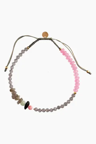 STINE A Harmony Bracelet With Calm Grey & Pink Gemstones and Khakigrey Ribbon – Multi — produktfoto
