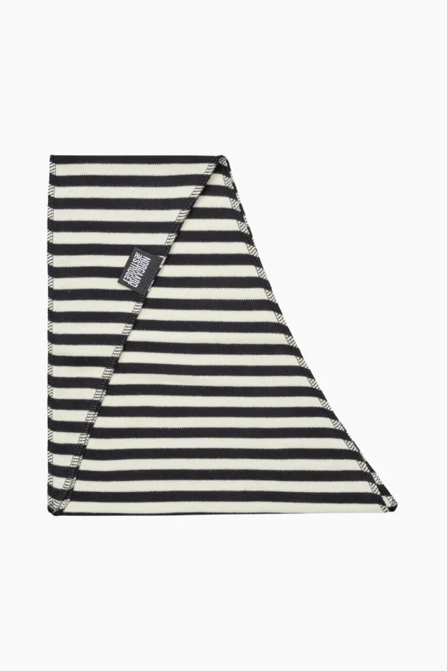 Nørgaard på Strøget NPS Scarf Triangle – Black/Ecru — produktfoto