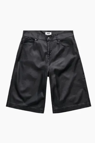 ALIS Chaz Wide Fit Denim Shorts – Glossy Black — produktfoto