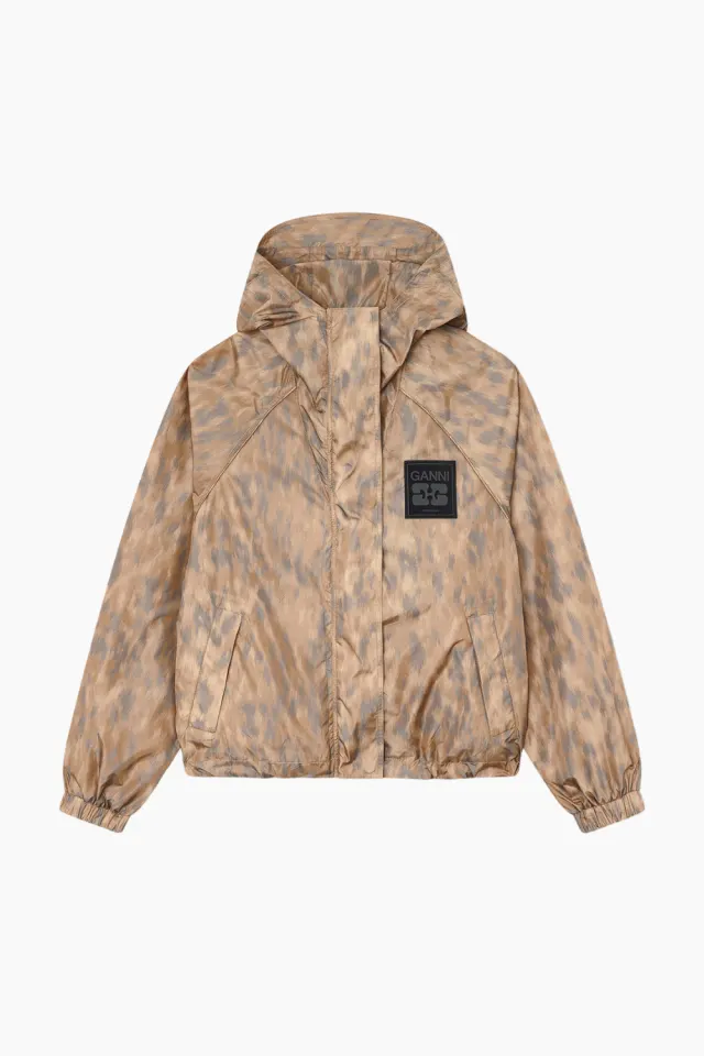 GANNI Printed Flyweight Nylon Hooded Jacket Printed A1010209 – Burro — produktfoto