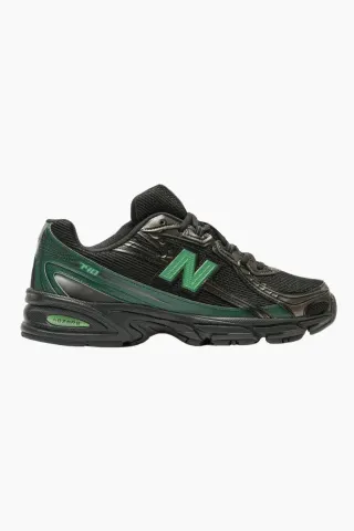 New Balance U7407T3 – Black/Nordic Green — produktfoto