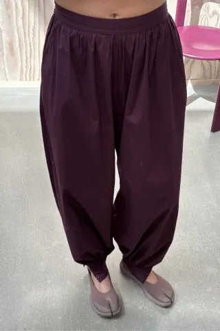 Rotate Balloon Pleated Pants – Zinfandel — produktfoto