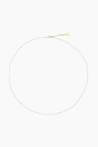 Sorelle Jewellery Tiny Pearl Necklace - Guld – Sorelle — produktfoto