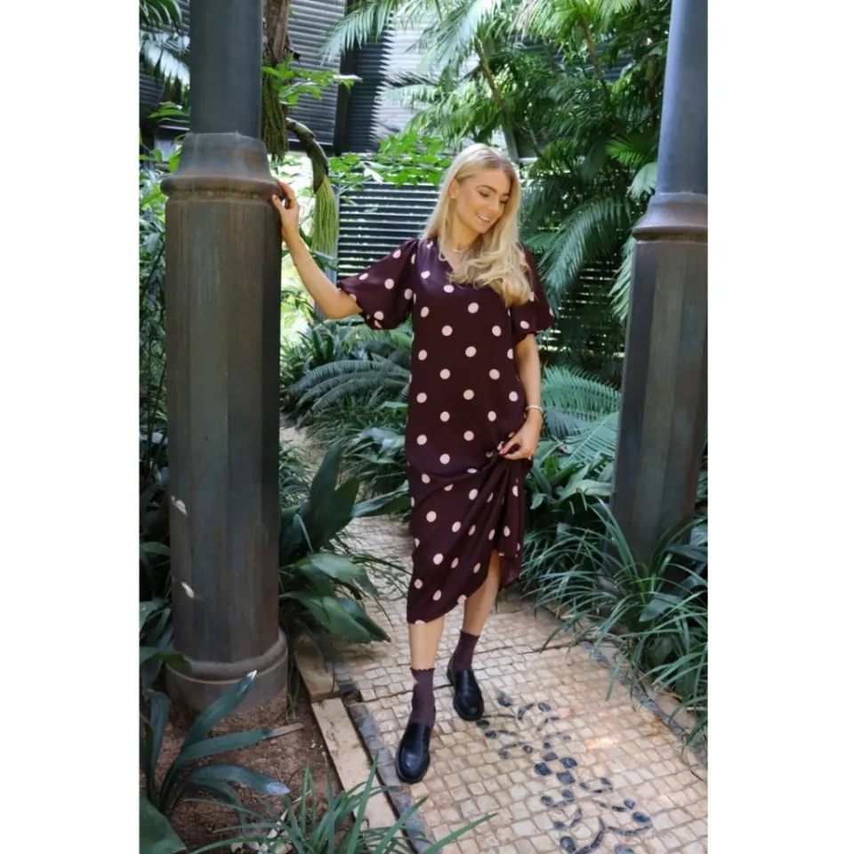 Liberté Liberte kjole Dotti – PLUM ROSE BIG DOT — produktfoto