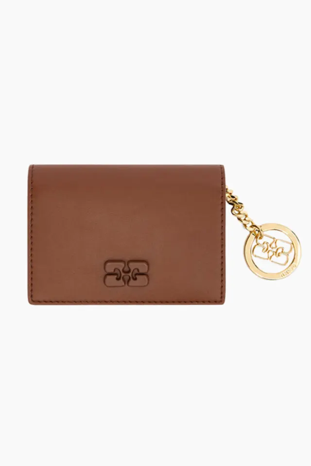 GANNI Bou Card Holder With Flap B3010392 – Sorrel Horse — produktfoto