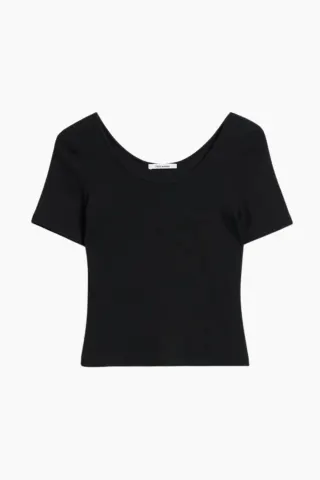 Holzweiler Rib Open Neck Tee – sort — produktfoto