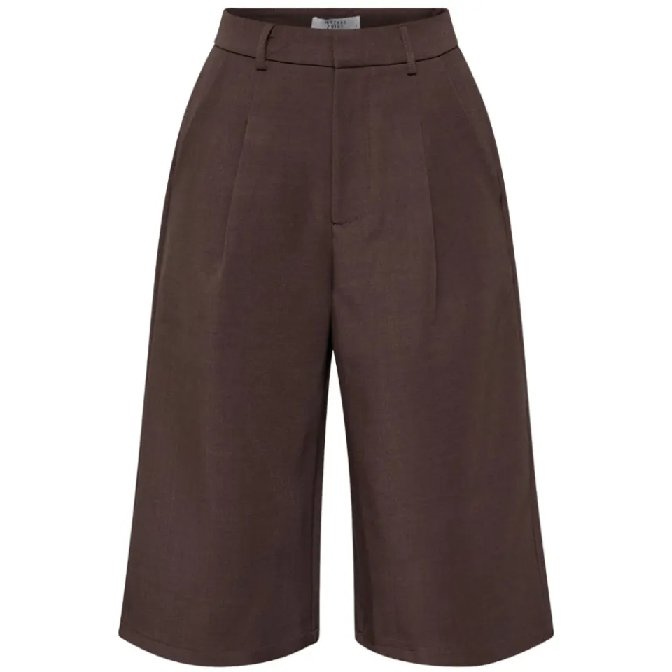 Sisters Point shorts Great i 92 % polyester og 8 % elastan – D. Chokolate — produktfoto