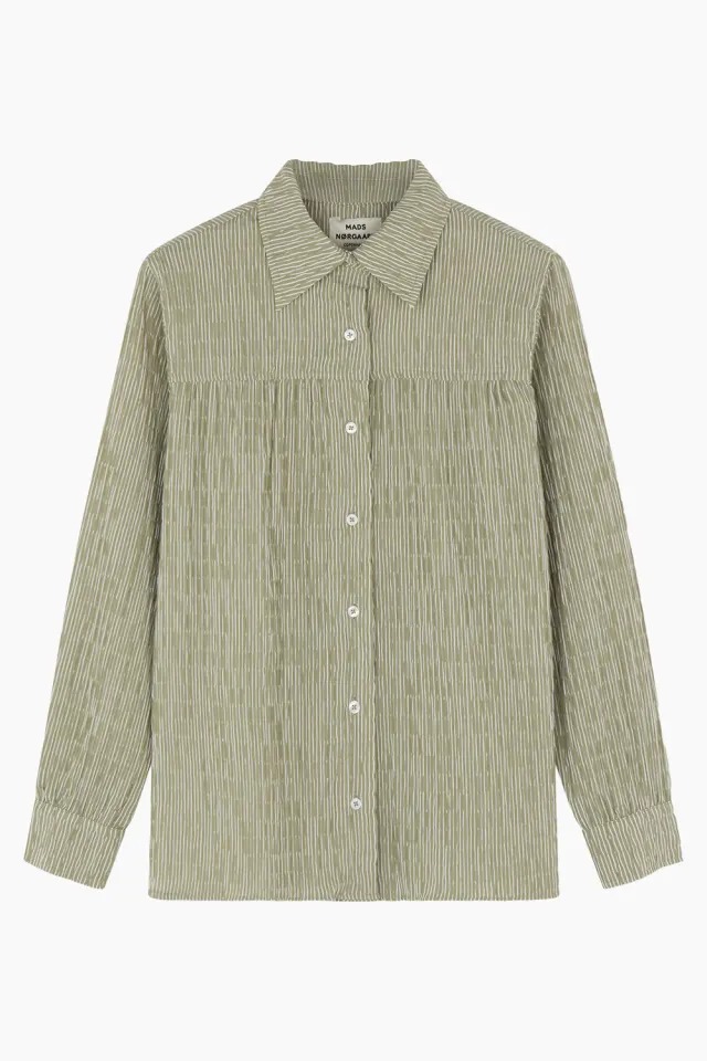 Mads Nørgaard Crinckle Pop Vinny Shirt – Olive Branch/Cloud Dancer — produktfoto
