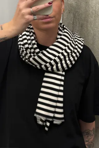 Nørgaard på Strøget NPS Scarf Interlock 2 – Black/Ecru — produktfoto