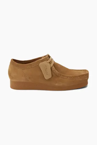 Clarks Wallabee – Dark Sand Suede — produktfoto