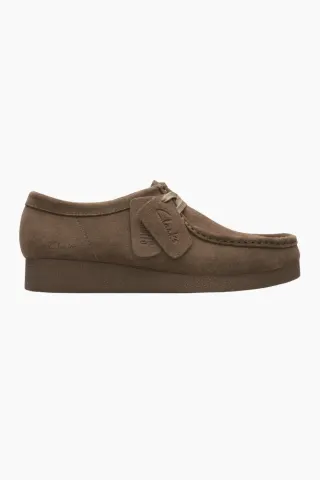 Clarks Wallabee – Olive Suede — produktfoto