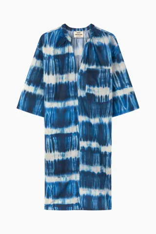 Mads Nørgaard Colin Mana Dress AOP – Tie Dye Stripe AOP Merthyl Blue — produktfoto