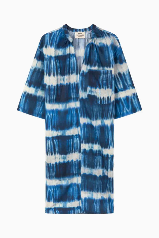 Mads Nørgaard Colin Mana Dress AOP – Tie Dye Stripe AOP Merthyl Blue — produktfoto