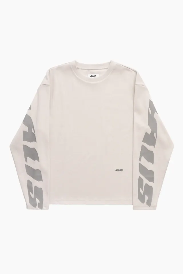 ALIS Joshua Long Sleeve In Rib W/ Back Print – Solid Antartica Off White — produktfoto