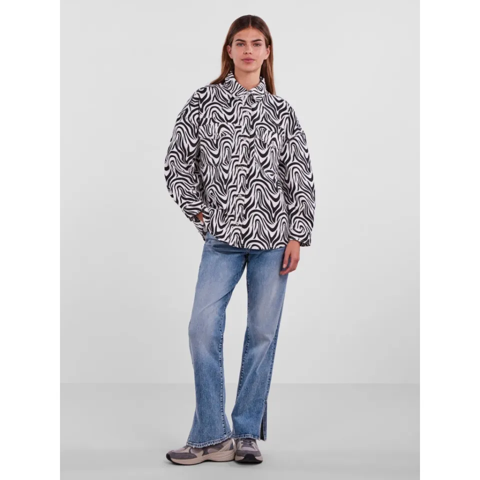 Pieces denim skjorte Pcnursel – Bright White Black Zebra — produktfoto
