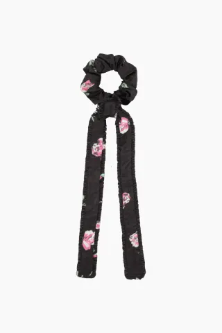 GANNI Crinkled Satin Frill Bow Scrunchie – sort — produktfoto