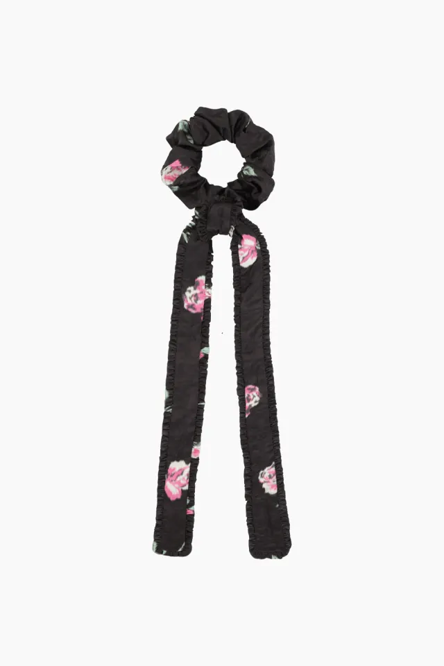 GANNI Crinkled Satin Frill Bow Scrunchie – sort — produktfoto