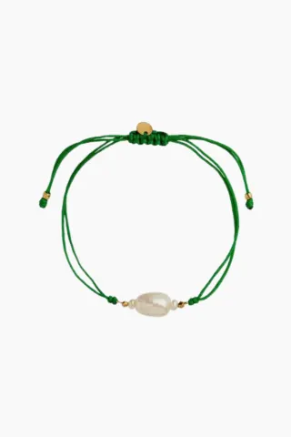 STINE A Baroque Pearl Berrie Bracelet – Grass Green Ribbon — produktfoto