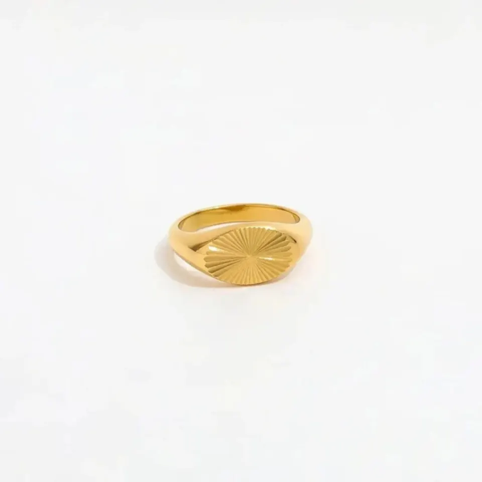 muun STUDIOS Sun Signet Oval Ring 18K Guldbelagt R025 – Guld — produktfoto