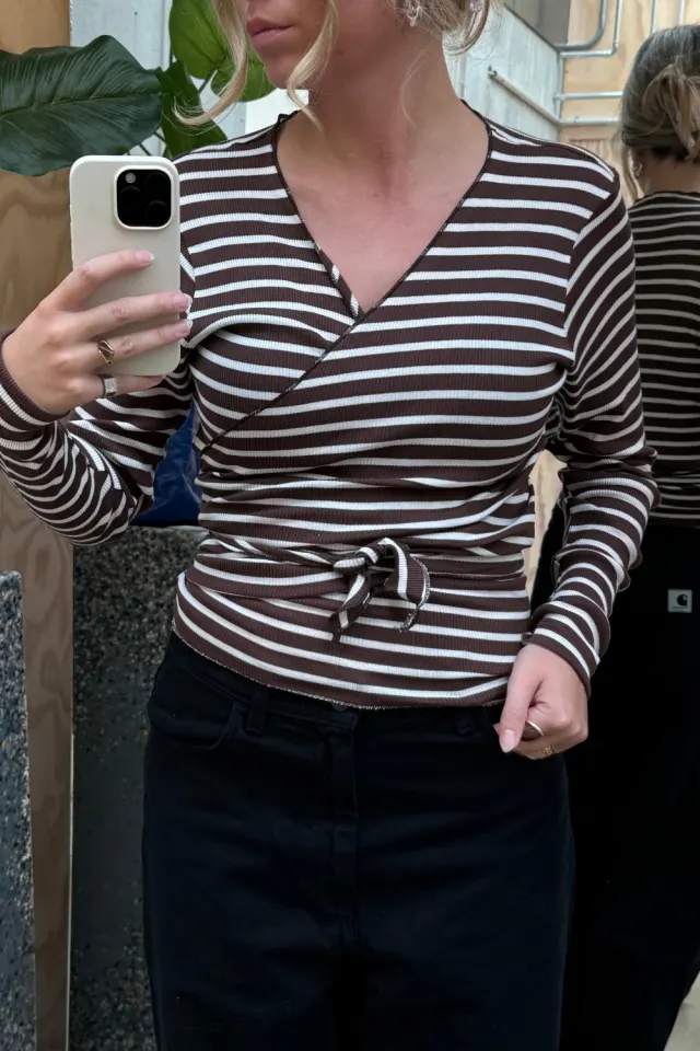 Nørgaard på Strøget NPS Wrap Top NPS Stripe – Brown/Ecru — produktfoto