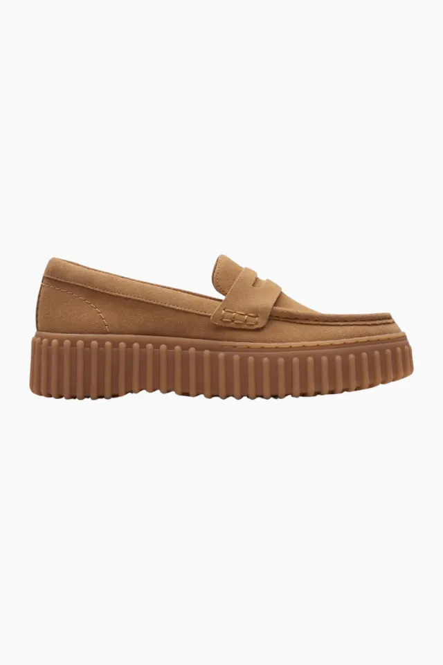 Clarks Torhill Penny – Light Tan Suede — produktfoto