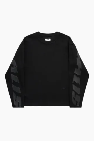 ALIS Joshua Long Sleeve In Rib W/ Back Print – Solid Black — produktfoto