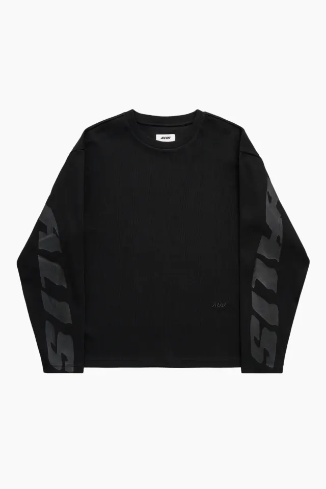 ALIS Joshua Long Sleeve In Rib W/ Back Print – Solid Black — produktfoto