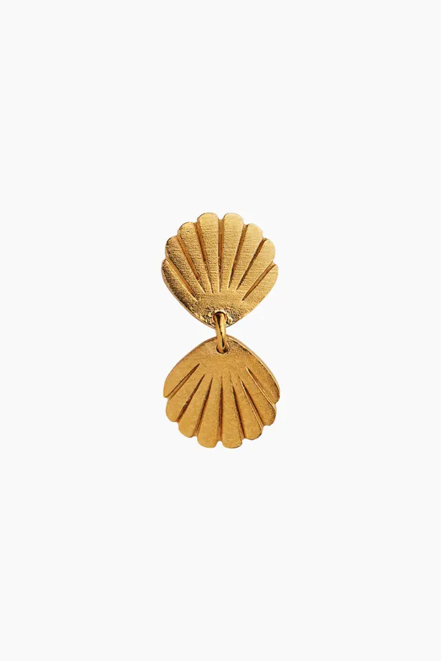 STINE A Two Petit Shell Earring – guld — produktfoto