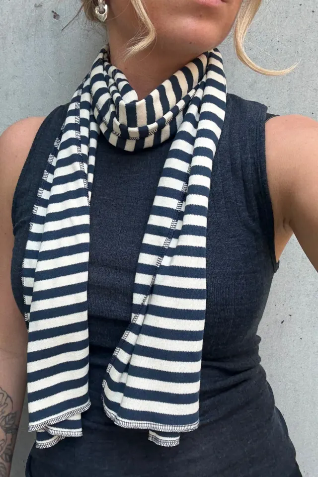 Nørgaard på Strøget NPS Scarf Interlock 1 – Marine/Ecru — produktfoto