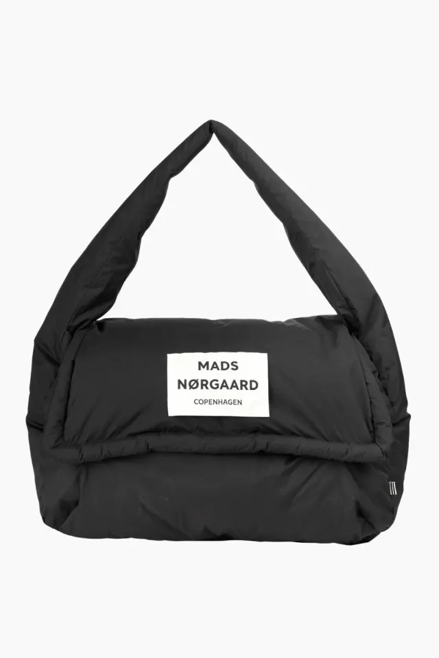 Mads Nørgaard Recycle Pillow Bomb Bag – Jet Black — produktfoto