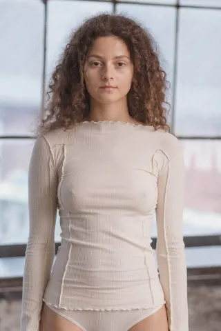 Baserange Omato Long Sleeve Tee Organic Cotton Rib – råhvid — produktfoto