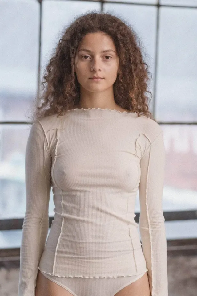 Baserange Omato Long Sleeve Tee Organic Cotton Rib – råhvid — produktfoto
