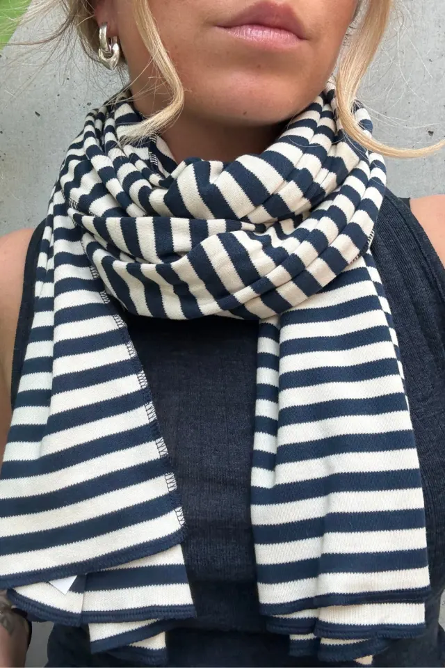 Nørgaard på Strøget NPS Scarf Interlock 2 – Marine/Ecru — produktfoto