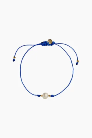 STINE A Petit Pearl Berrie Bracelet – Electric Blue Ribbon — produktfoto