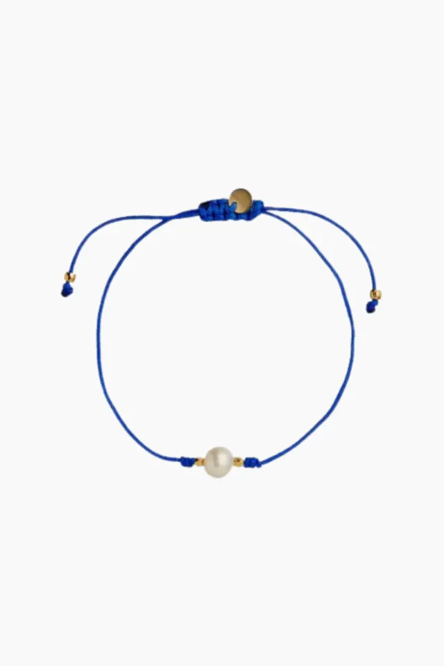 STINE A Petit Pearl Berrie Bracelet – Electric Blue Ribbon — produktfoto
