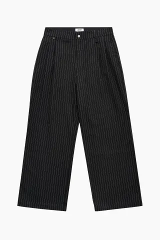 ALIS Phylli Loosed Fitted Chino Pants – Black Pinstripe — produktfoto
