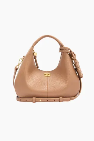 GANNI Hobo Mini Grained C1040004 – Tawny Birch — produktfoto
