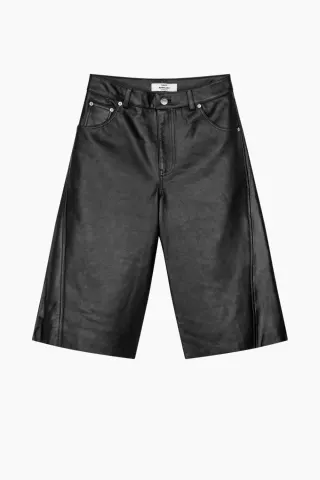 Mads Nørgaard Shiny Leather Robyn Shorts – sort — produktfoto